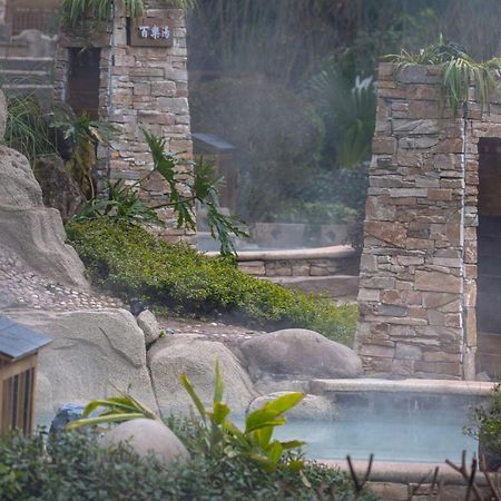 Howard Johnson Huashuiwan Hot Springs Resort Chengdu Bagian luar foto
