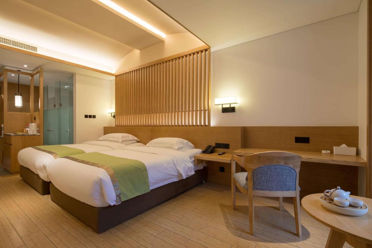 Howard Johnson Huashuiwan Hot Springs Resort Chengdu Bagian luar foto