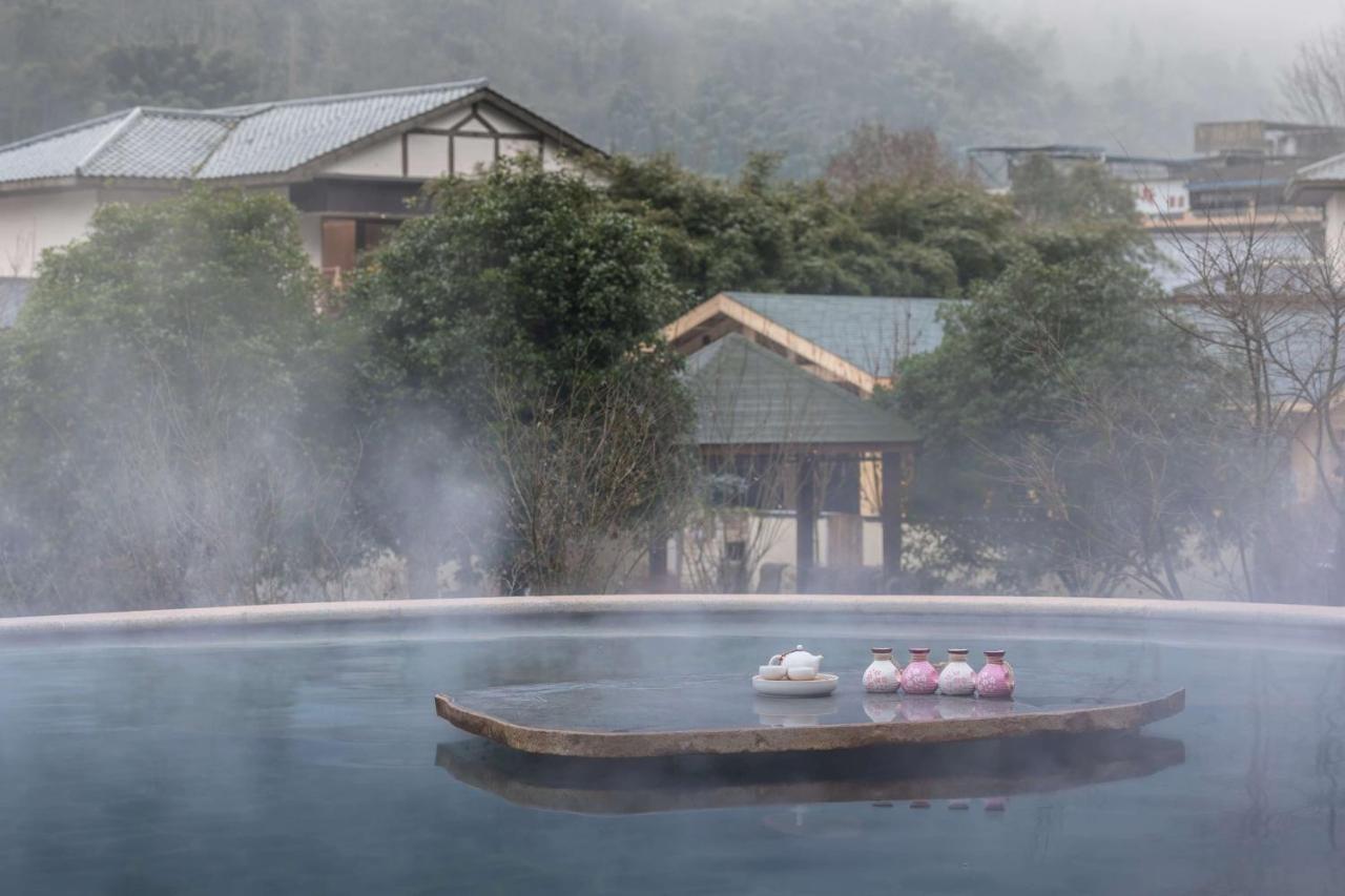Howard Johnson Huashuiwan Hot Springs Resort Chengdu Bagian luar foto