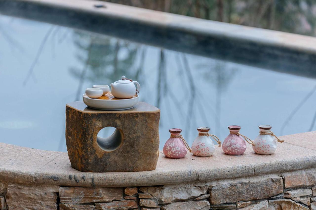 Howard Johnson Huashuiwan Hot Springs Resort Chengdu Bagian luar foto