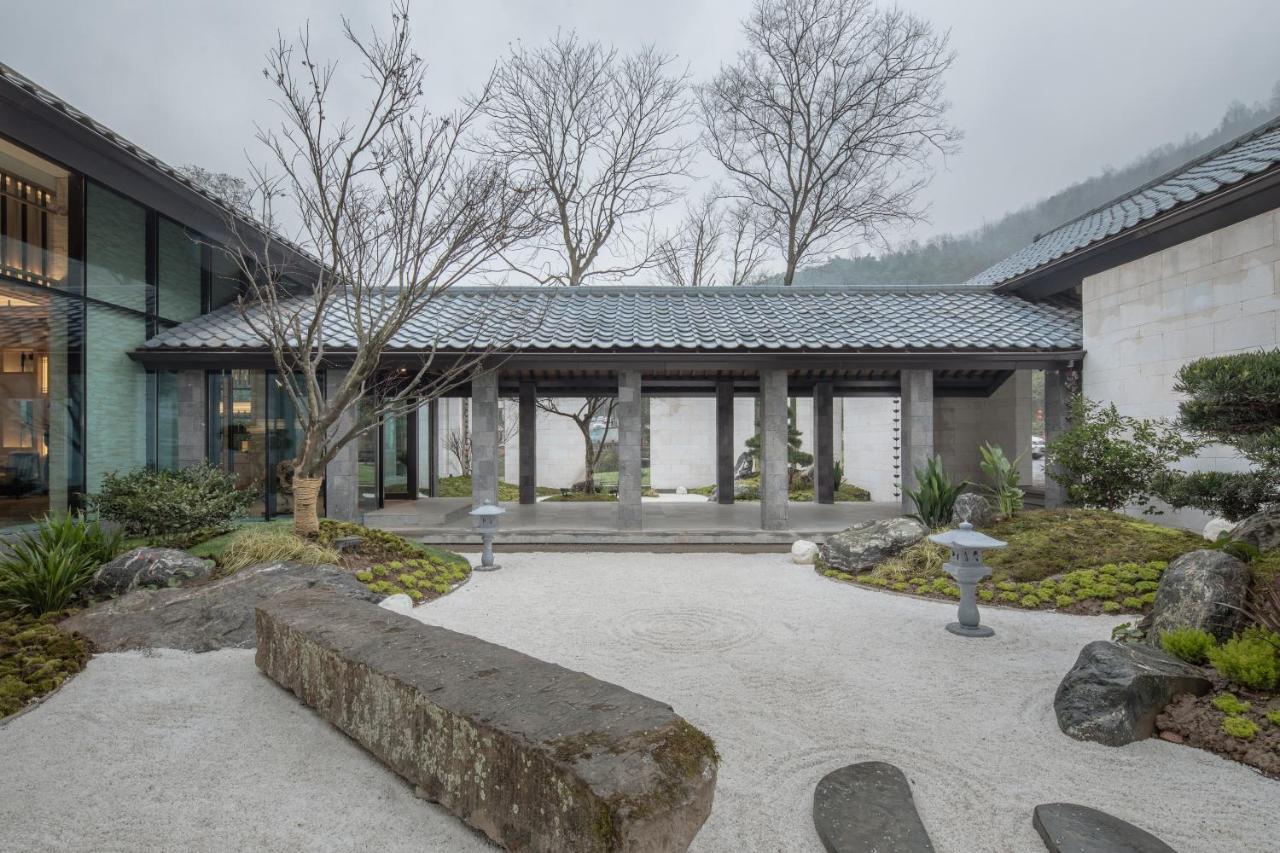 Howard Johnson Huashuiwan Hot Springs Resort Chengdu Bagian luar foto