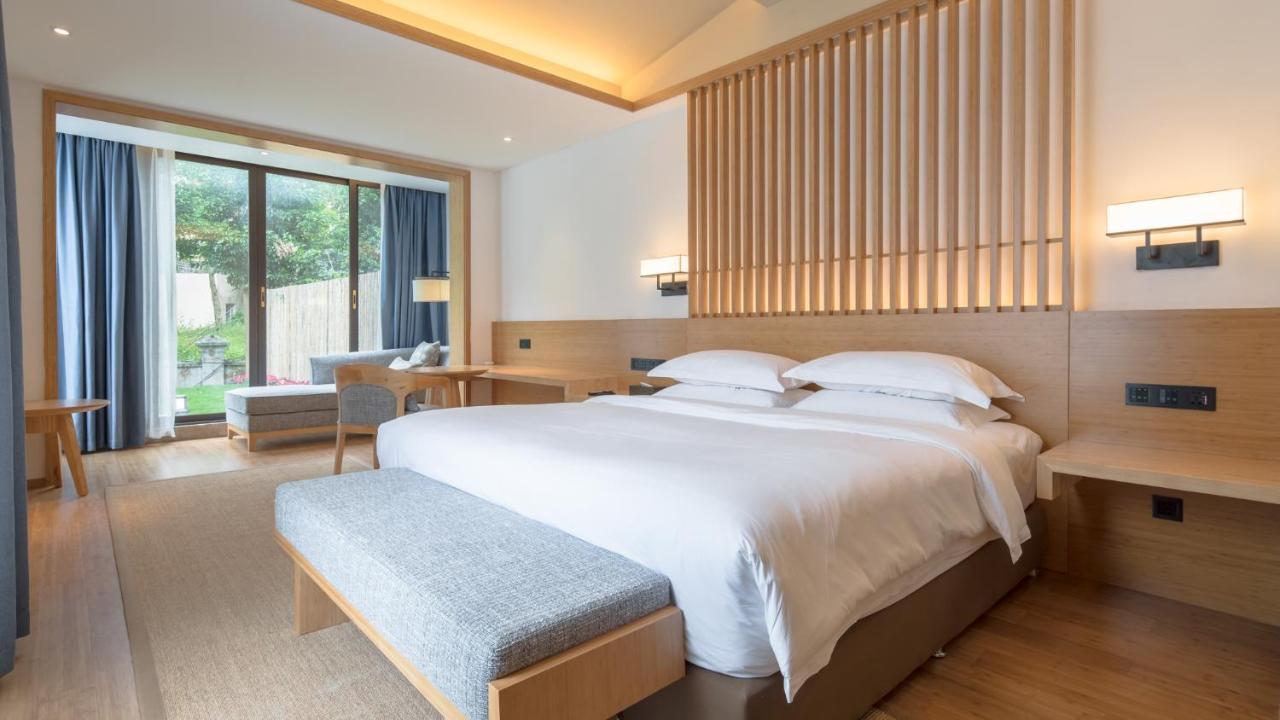 Howard Johnson Huashuiwan Hot Springs Resort Chengdu Bagian luar foto