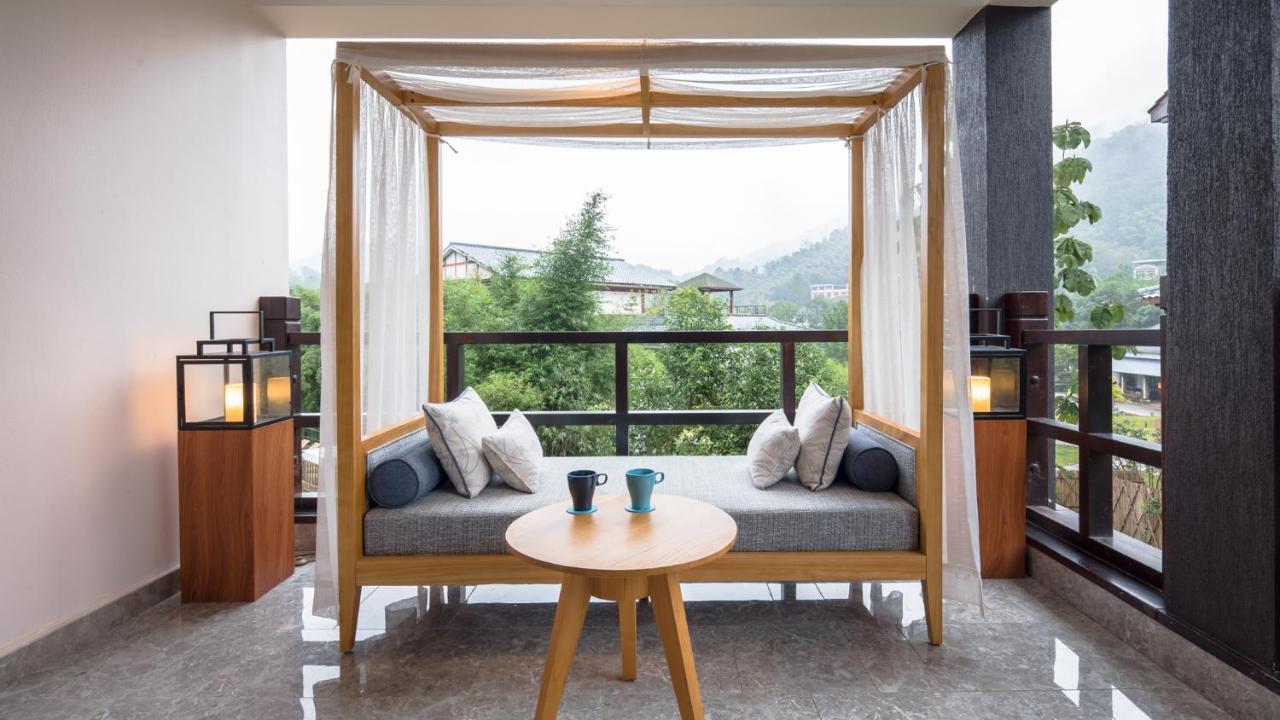 Howard Johnson Huashuiwan Hot Springs Resort Chengdu Bagian luar foto