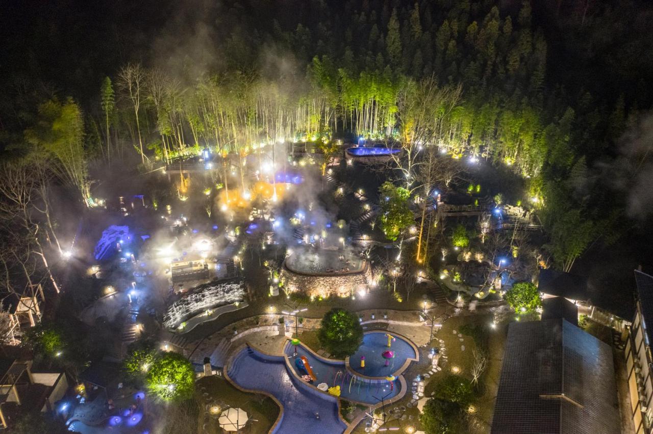 Howard Johnson Huashuiwan Hot Springs Resort Chengdu Bagian luar foto