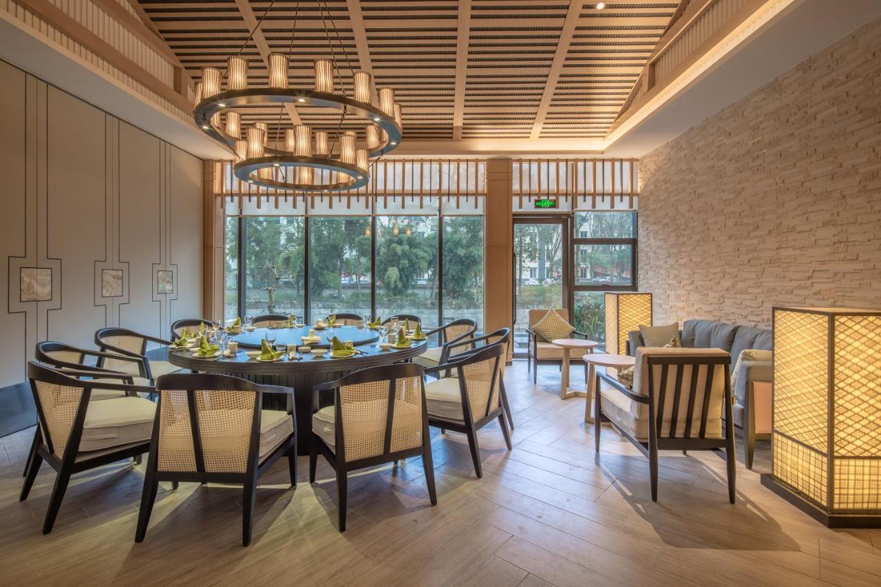 Howard Johnson Huashuiwan Hot Springs Resort Chengdu Bagian luar foto