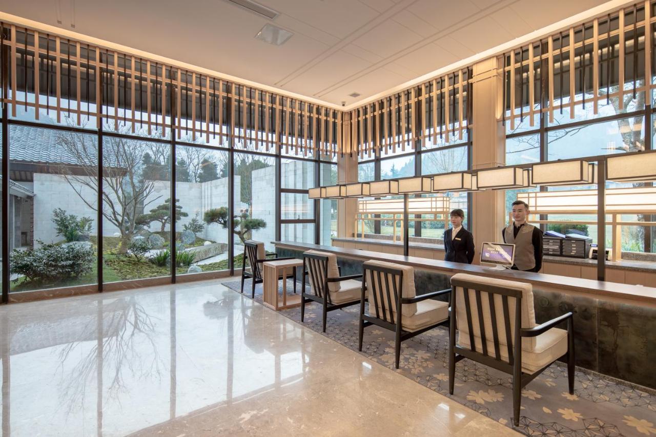 Howard Johnson Huashuiwan Hot Springs Resort Chengdu Bagian luar foto