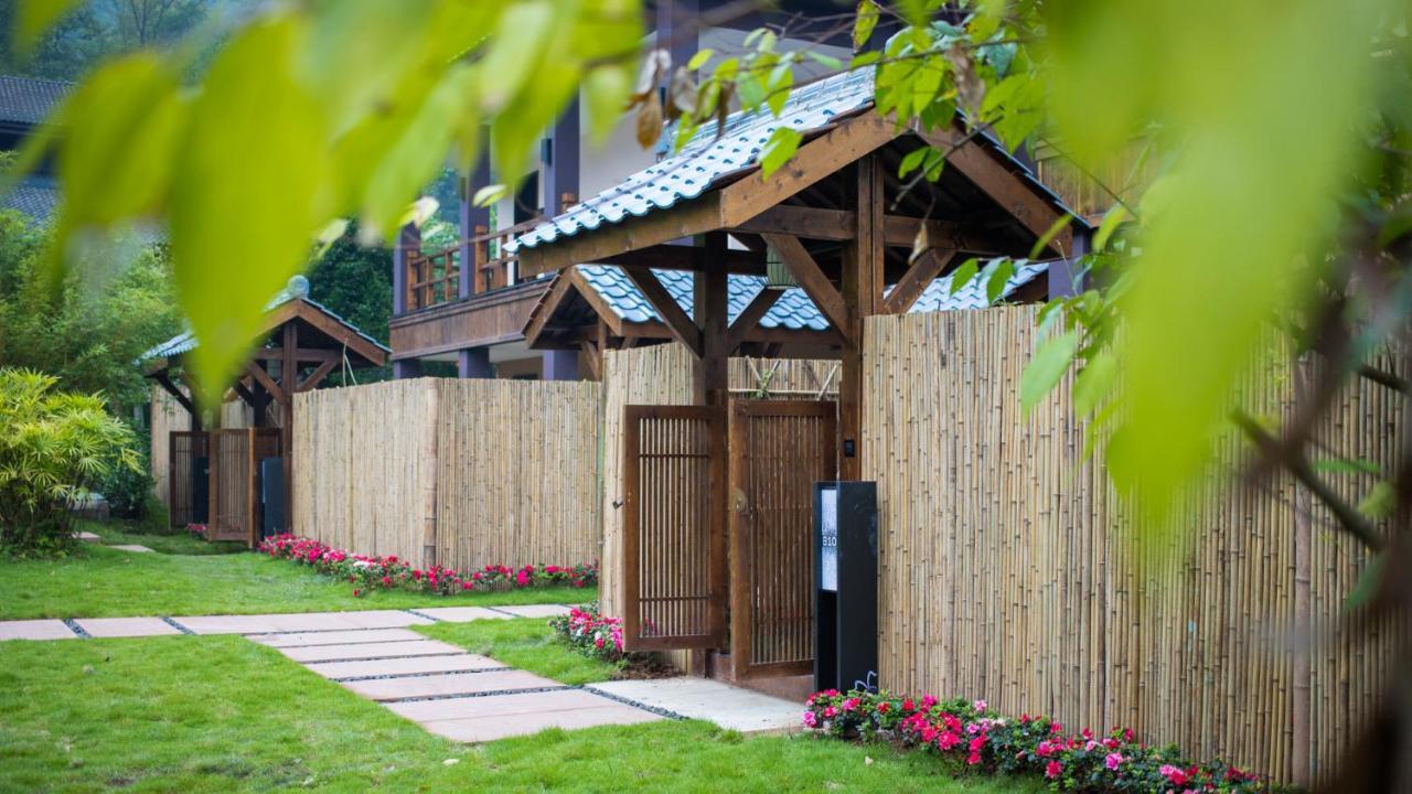 Howard Johnson Huashuiwan Hot Springs Resort Chengdu Bagian luar foto