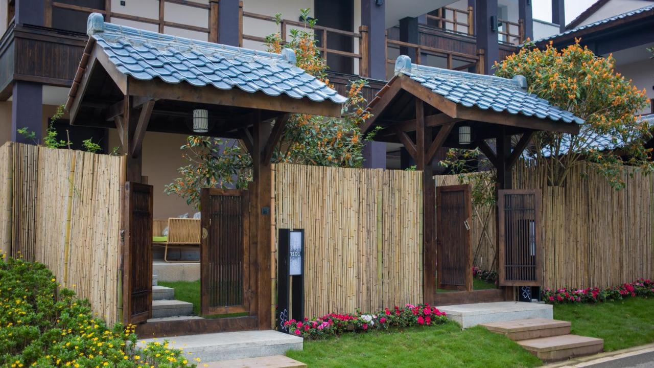 Howard Johnson Huashuiwan Hot Springs Resort Chengdu Bagian luar foto